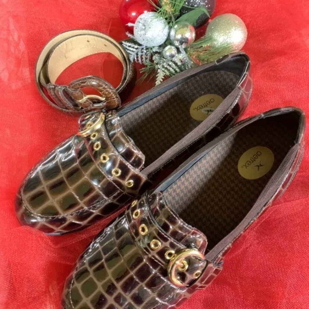 Aetrex Essence Collection Patent Leather Croc Flats Sz 8 NIB W/ Belt.